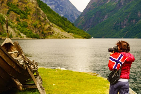 Turista con macchina fotografica vicino vecchia barca vichinga, Norvegia — Foto Stock