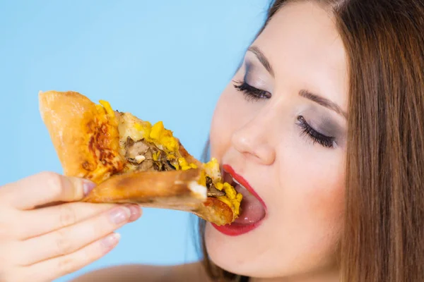 Frau isst heiße Pizza-Scheibe — Stockfoto