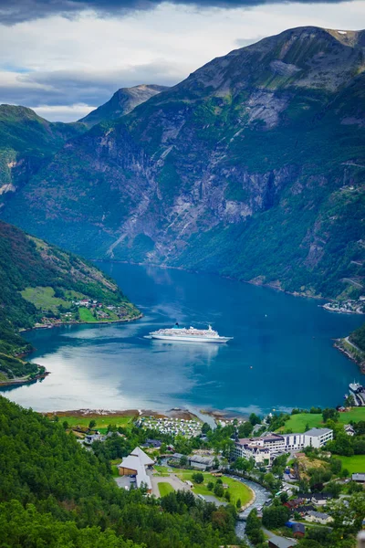 Fjord Geirangerfjord s výletní lodí, Norsko. — Stock fotografie