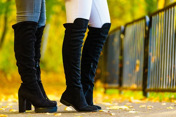 Deux femmes portant des bottes hautes au genou noir — Photo