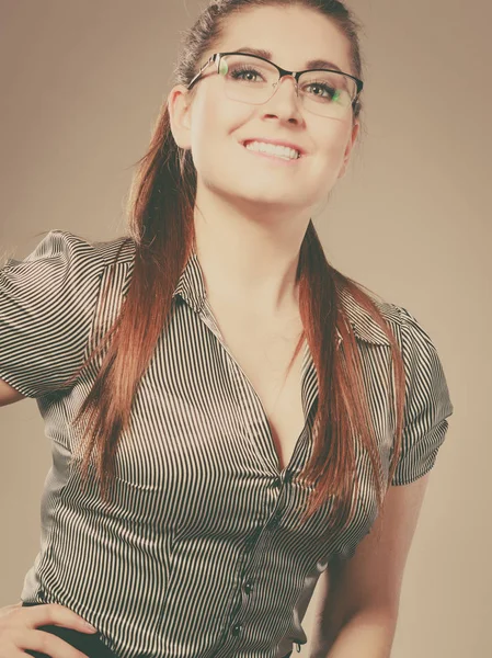 Mulher de negócios feliz vestindo óculos e camisa — Fotografia de Stock