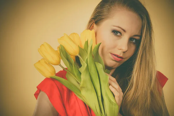 Mooie vrouw met gele tulpen bos — Stockfoto