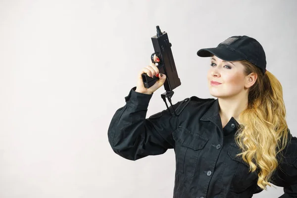 Mujer feliz siendo oficial de policía — Foto de Stock