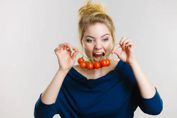 Mulher segurando tomates cereja frescos — Fotografia de Stock