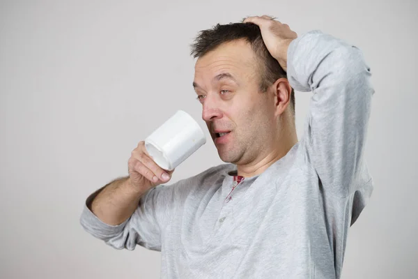 Uomo stanco godendo il suo caffè — Foto Stock