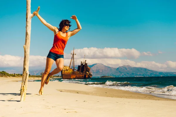 休暇を楽しんでビーチに観光女性 — ストック写真
