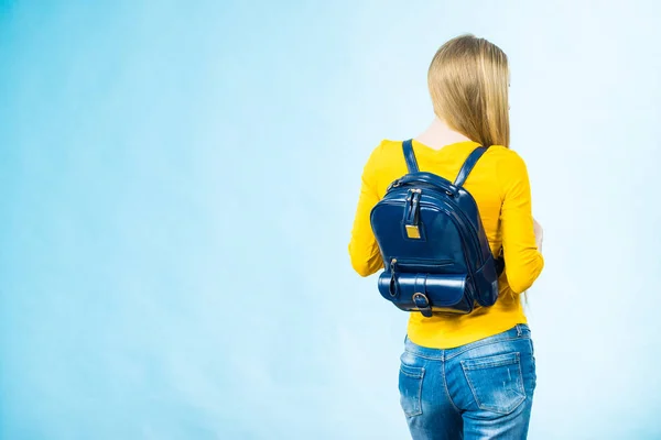 Teenager Mädchen mit Schulrucksack — Stockfoto