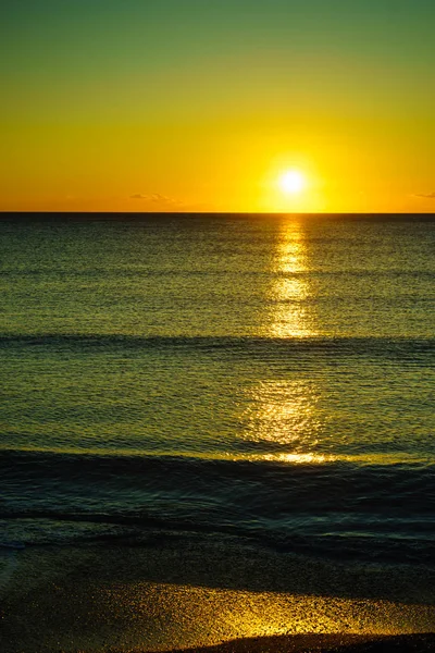 Tramonto o alba sulla superficie del mare — Foto Stock