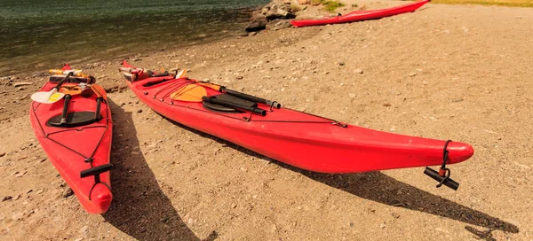 Kayaks en la orilla del agua . — Foto de Stock