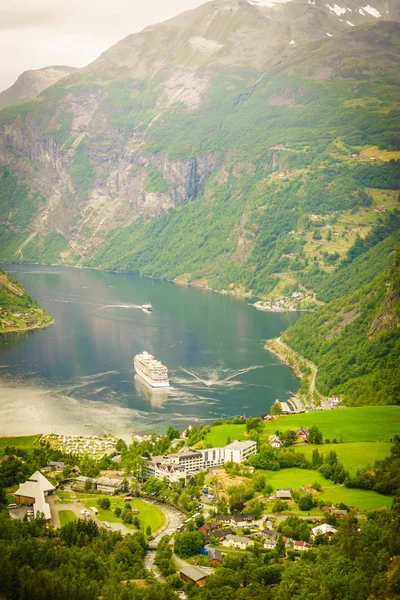 Fiorde Geirangerfjord com navio de cruzeiro, Noruega . — Fotografia de Stock