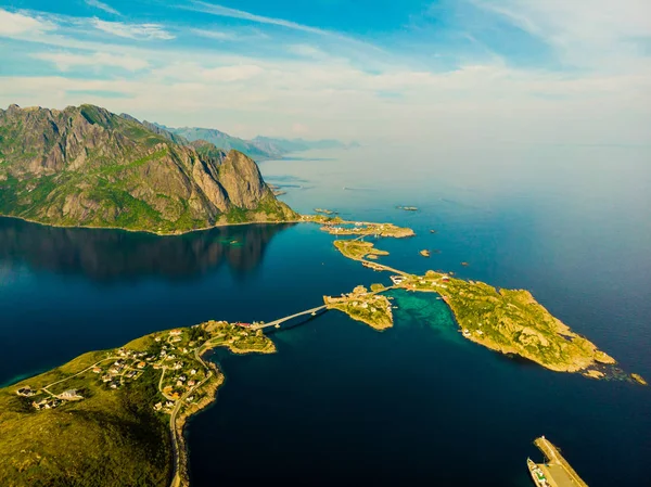 Fjord et paysage montagneux. Îles Lofoten Norvège — Photo