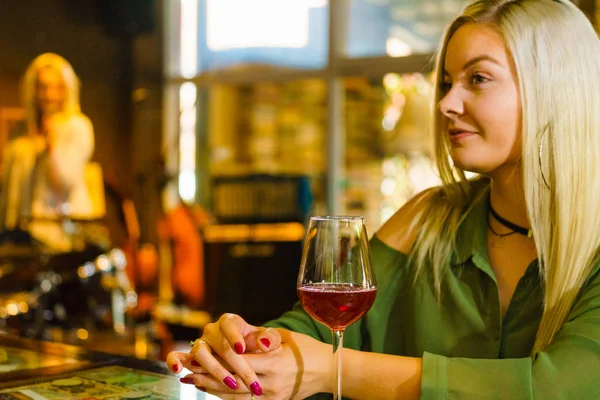 Ragazza con bicchiere di alcol nel pub club — Foto Stock