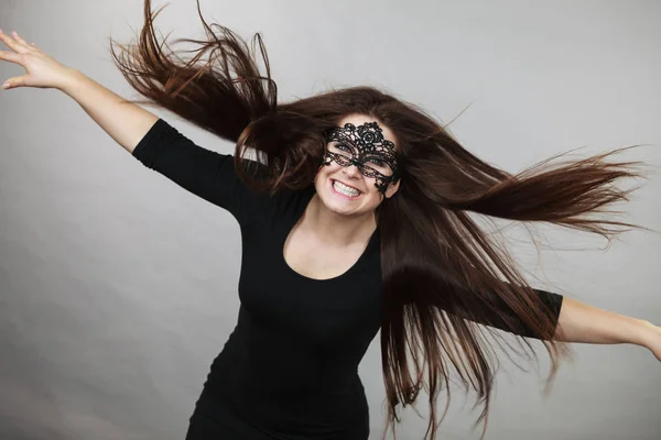 Mulher misteriosa usando máscara de renda — Fotografia de Stock