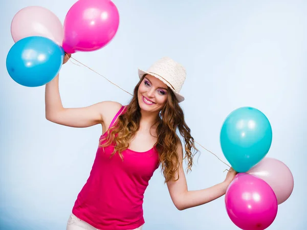 Donna che gioca con molti palloncini colorati — Foto Stock