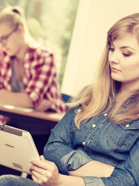 Student met tablet voor haar klasgenoten meisje — Stockfoto