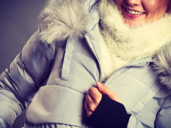 Mujer vistiendo abrigo de invierno peludo cálido — Foto de Stock