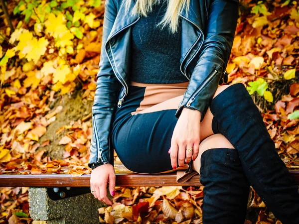 Kobieta ubrana w seksowny jesienny strój — Zdjęcie stockowe