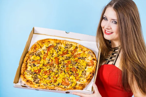 Žena držící velké pizzy v poli — Stock fotografie