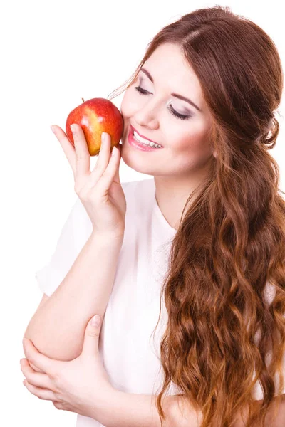Vrouw houdt apple fruit dicht bij gezicht, geïsoleerd — Stockfoto