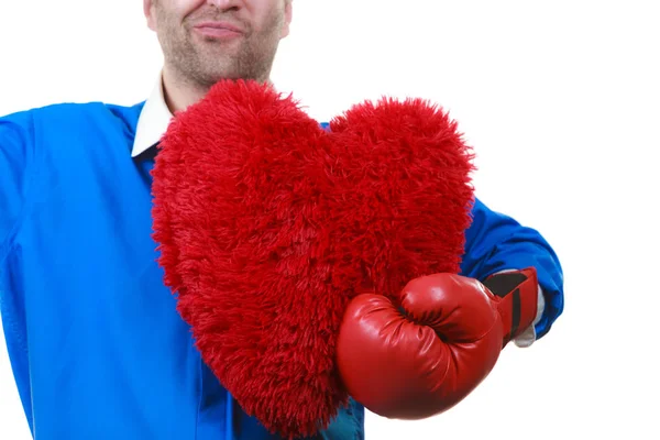 Hombre con guantes de boxeo sosteniendo el corazón —  Fotos de Stock