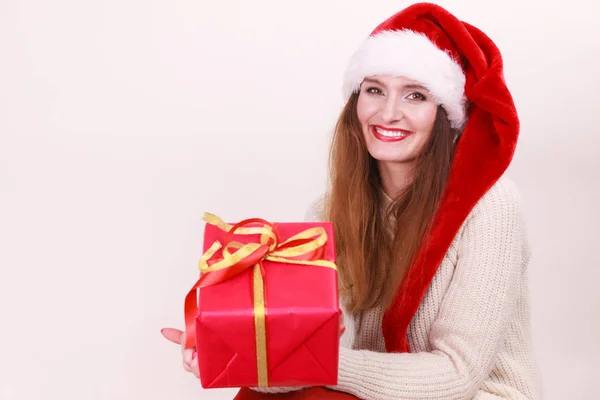 Donna con in mano una scatola regalo. Tempo di Natale — Foto Stock