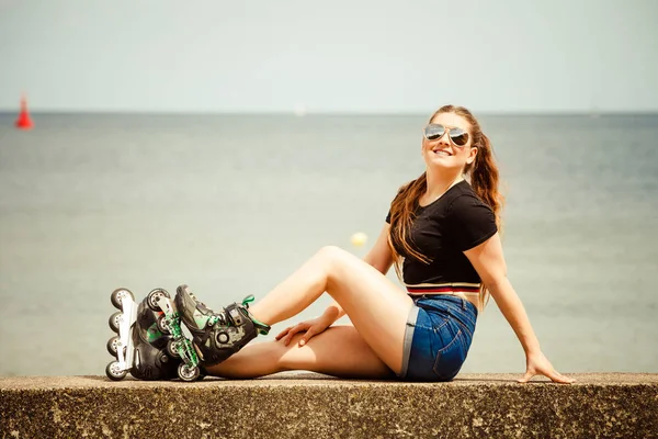 Feliz jovem mulher vestindo patins — Fotografia de Stock