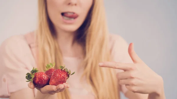 Girl showing fresh strawberries — Stock Photo, Image