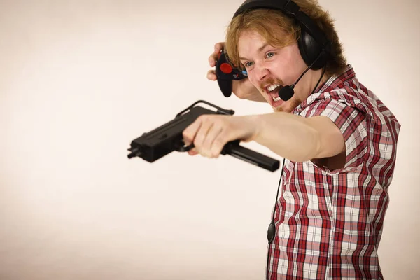 Gamer man shooting from gun — Stock Photo, Image
