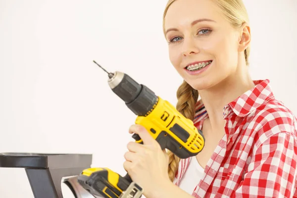 Frau mit Bohrmaschine auf Leiter — Stockfoto