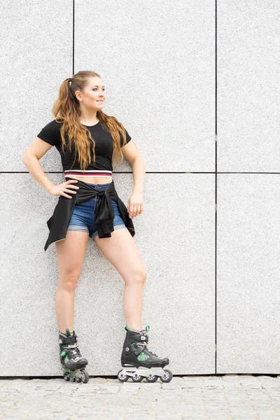 Mujer joven montando patines —  Fotos de Stock