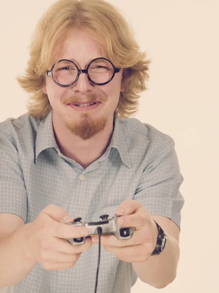 Gamer man met gaming pad — Stockfoto