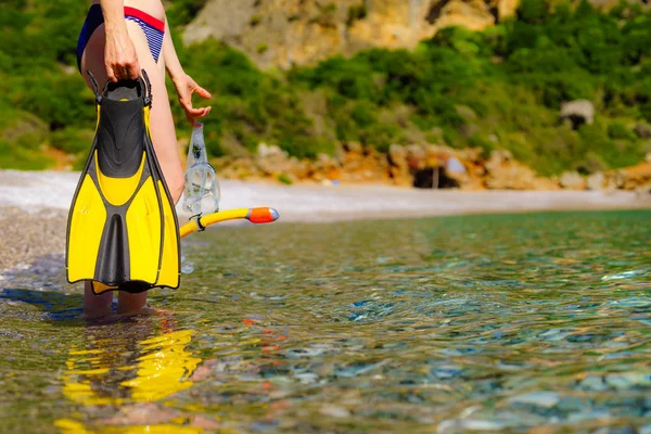 Mujer con aletas tubo de snorkel en la playa — Foto de Stock