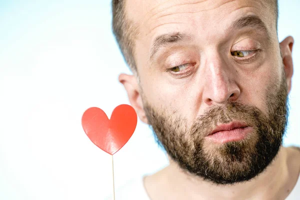 Невизначений чоловік дивиться на любовне серце — стокове фото