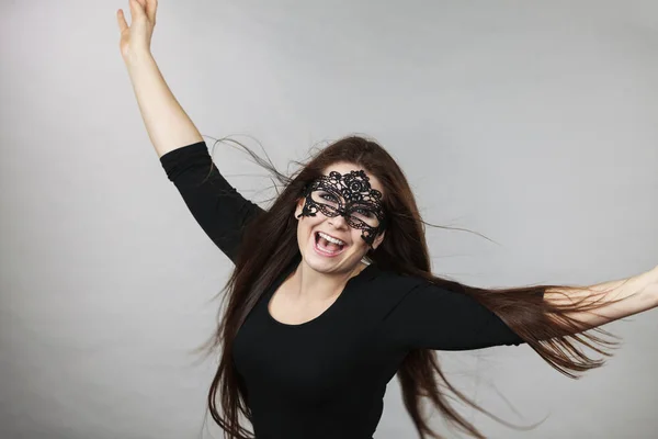 Таинственная женщина в кружевной маске — стоковое фото