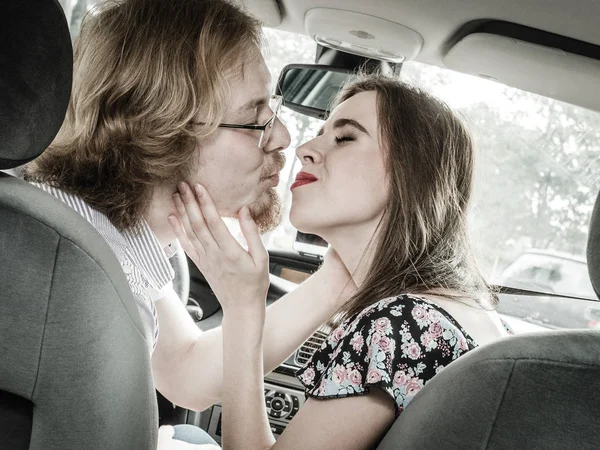 Mann und Frau küssen sich im Auto — Stockfoto
