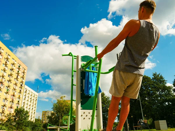 Man doing exercises in outdoor gym — Stock Photo, Image