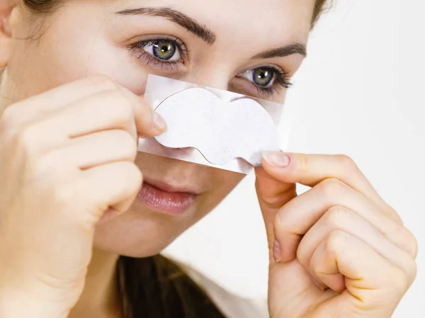 Vrouw toepassing porie strips op de neus — Stockfoto