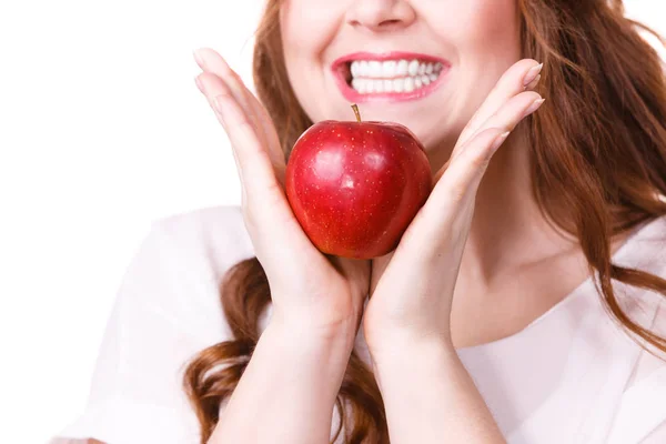 Nő tart alma gyümölcs zár-hoz arc, elszigetelt — Stock Fotó