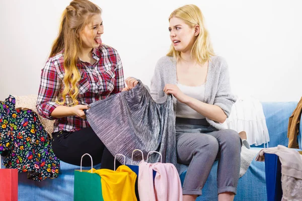 Alışverişten sonra iki mutsuz kadın arkadaş — Stok fotoğraf