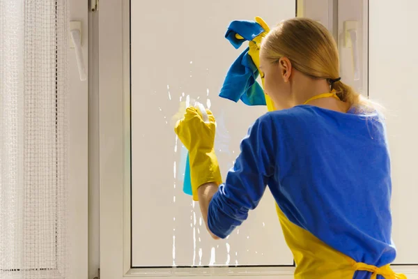 Mujer ventana de limpieza en casa — Foto de Stock
