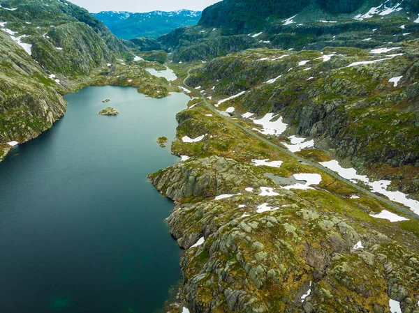 Havadan görünümü. Yol ve göller Norveç dağlarında — Stok fotoğraf