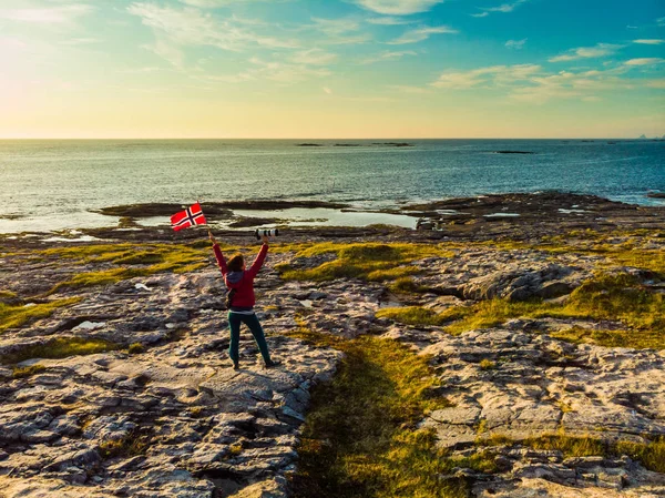 Andoya insel meerküste und tourist mit norwegischer flagge — Stockfoto