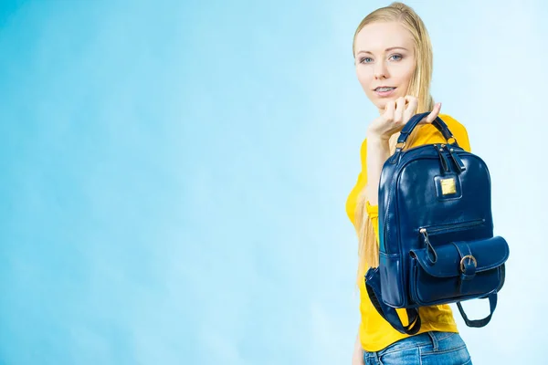 Chica adolescente con mochila escolar —  Fotos de Stock