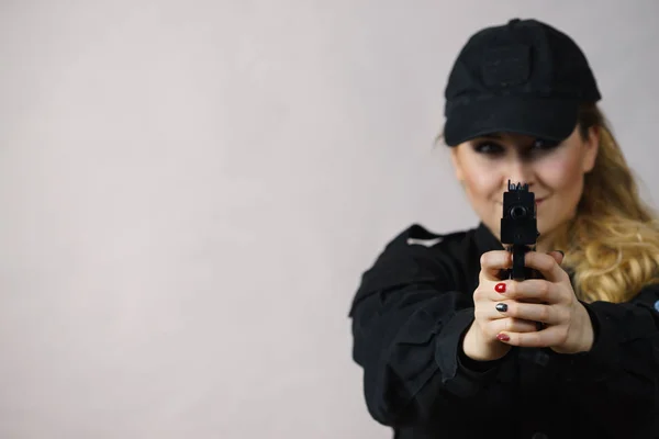 Woman holds gun in hands. — Stock Photo, Image