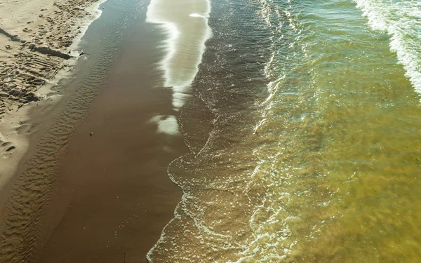 Deniz suyu ve plaj üstten görüntülemek — Stok fotoğraf