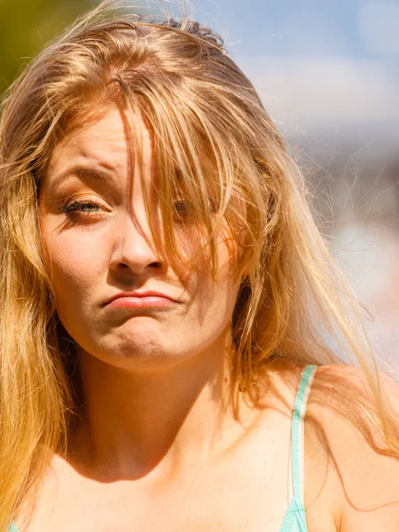 Triste mulher loira olhando na luz do sol — Fotografia de Stock