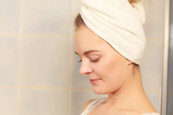 Vrouw in handdoek op haar hoofd in de badkamer — Stockfoto