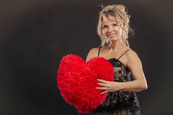 Mulher madura abraço grande coração vermelho — Fotografia de Stock