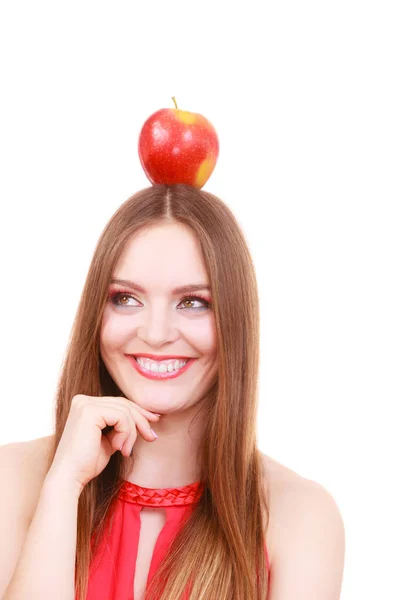 Mulher bonita segura fruta de maçã na cabeça — Fotografia de Stock
