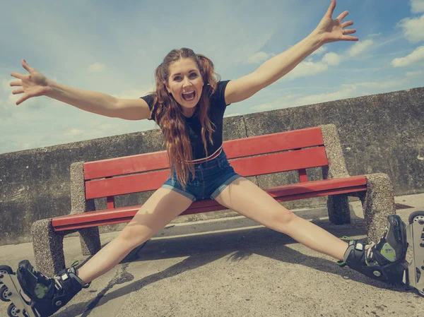 Chica alegre con patines — Foto de Stock